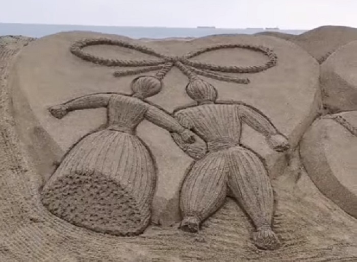 Пясъчна фигура на Пижу и Пенда радва бургазлии